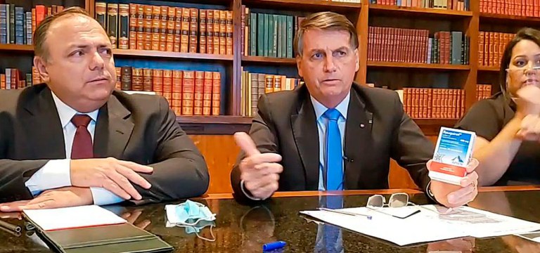Eduardo Pazuello e Jair Bolsonaro segurando caixa de cloroquina