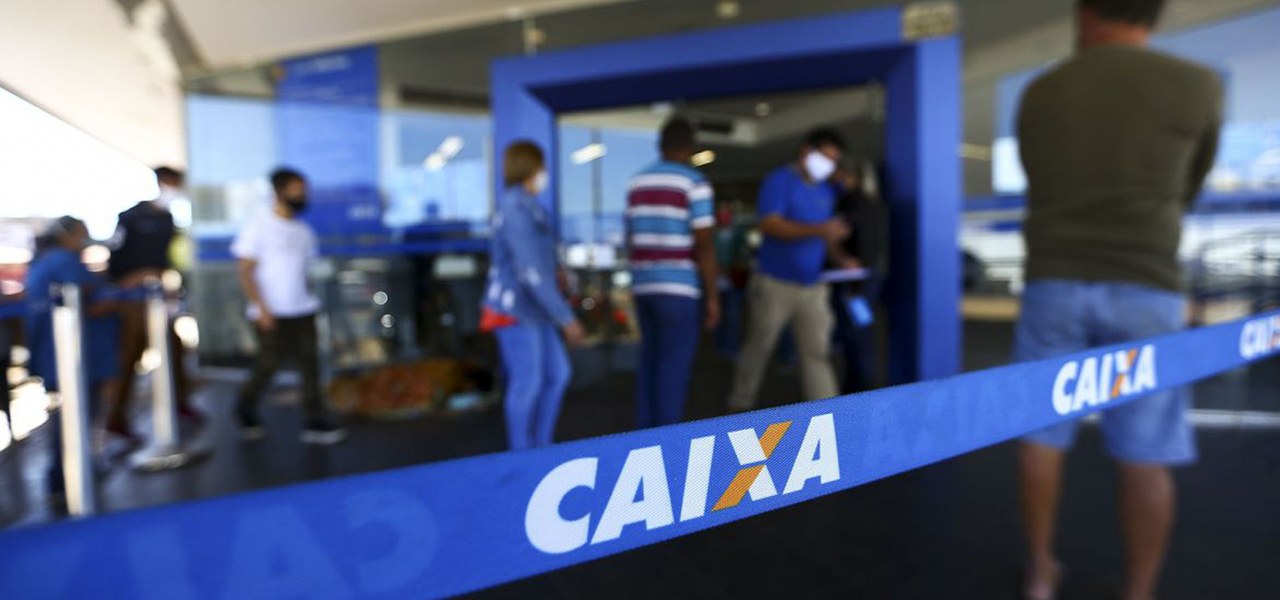 Fila para entrada em agência da Caixa