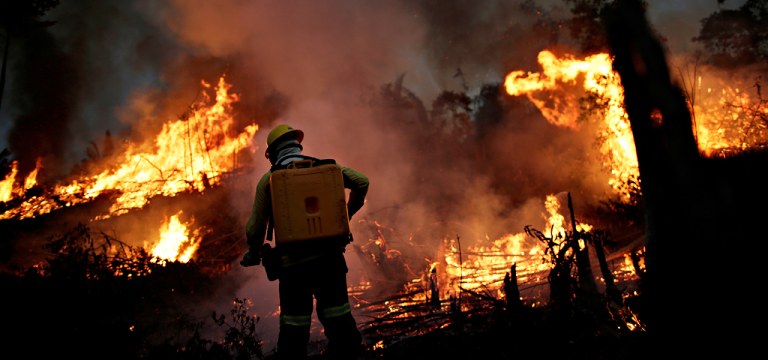 Ibama tenta controlar incêndio em trecho da floresta amazônica em Apuí, Amazonas