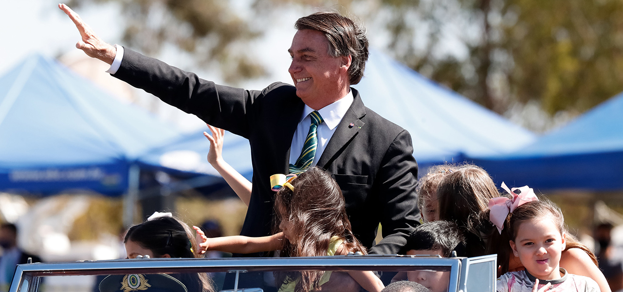 Bolsonaro desfila com crianças no Dia da Independência