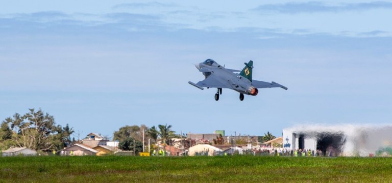 Avião caça em decolagem