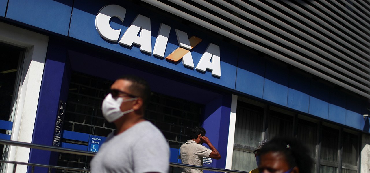 Pessoas fazem fila para receber parcela do auxílio emergencial pago pelo governo 05/05/2020