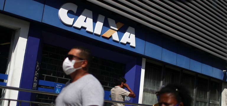Pessoas fazem fila para receber parcela do auxílio emergencial pago pelo governo 05/05/2020