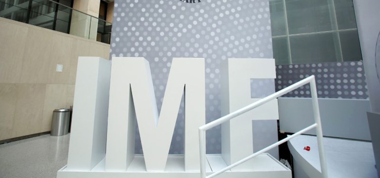 Logo do Fundo Monetário Internacional (FMI) é visto em sede, em Washington