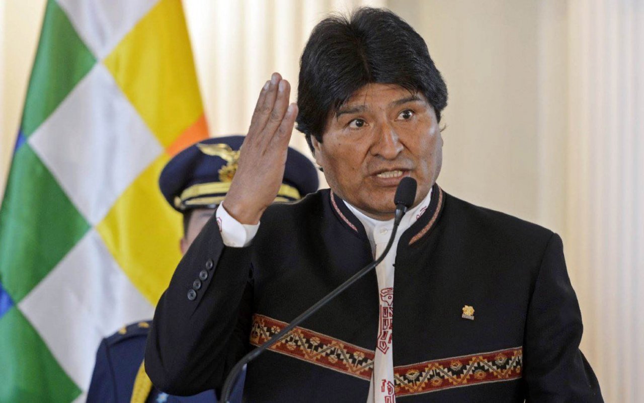 O presidente da Bolívia, Evo Morales, disse neste sábado que "todos os embaixadores" dos Estados Unidos são "agentes da CIA", e voltou a acusar o país de ser parte de uma conspiração para evitar que ele possa disputar as eleições de 2019; "Todos os embaixadores dos Estados Unidos para mim são agentes da CIA. É uma luta de ricos e pobres, é a luta capitalismo versus socialismo", ddisse Morales em entrevista coletiva na cidade de Cochabamba, no centro do país