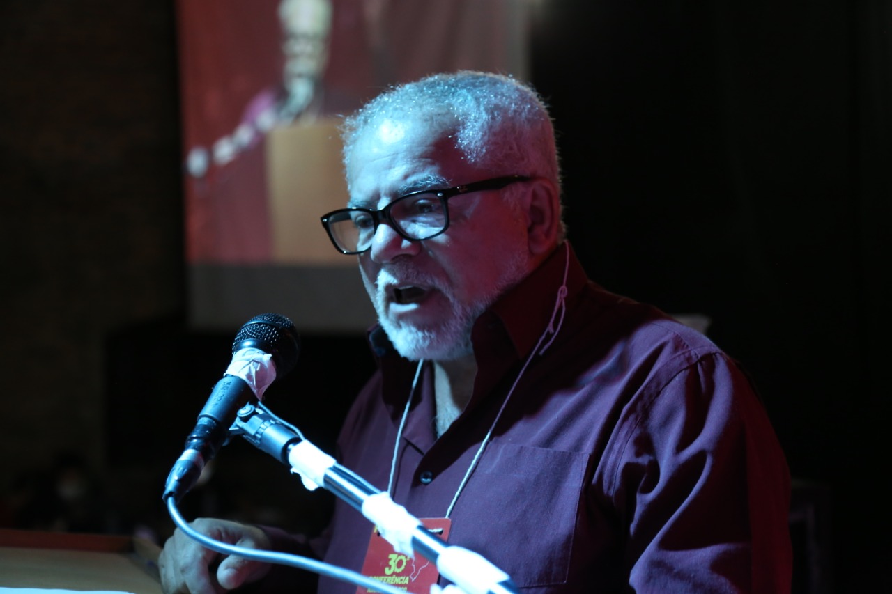Antônio Carlos discursando em plenária do PCO