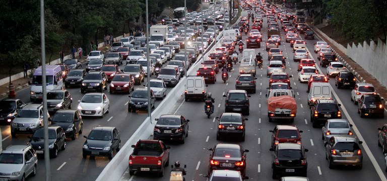Trânsito lento nos dois sentidos da avenida 23 de maio.
