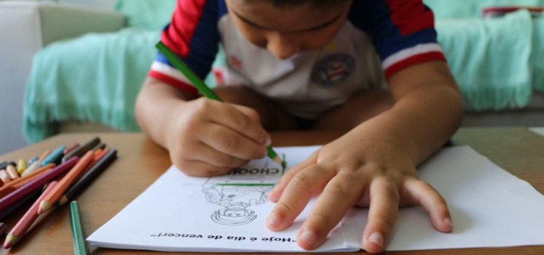 Criança estudando em casa