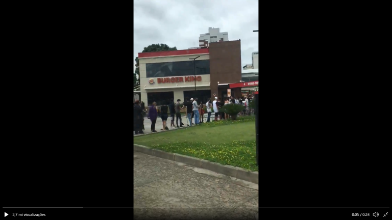 Fila no Burger King em promoção de Halloween