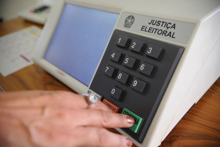 Urna eletrônica chega à 12ª eleição no país sob ataque inédito