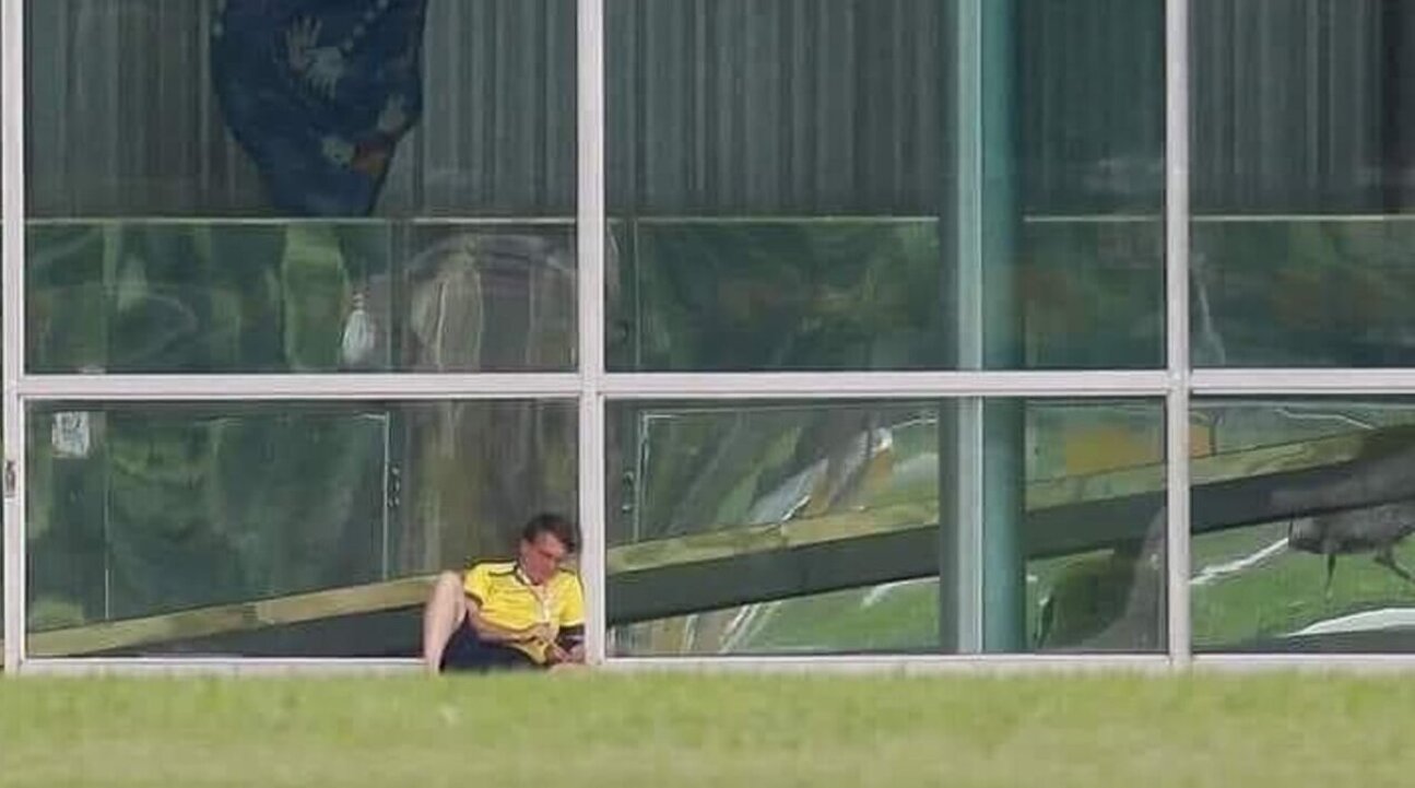 Jair Bolsonaro sozinho no Palácio do Alvorada