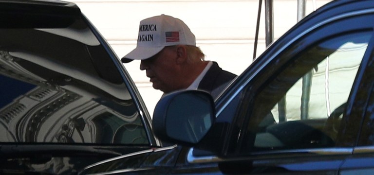 Donald Trump entra em carro presidencial.