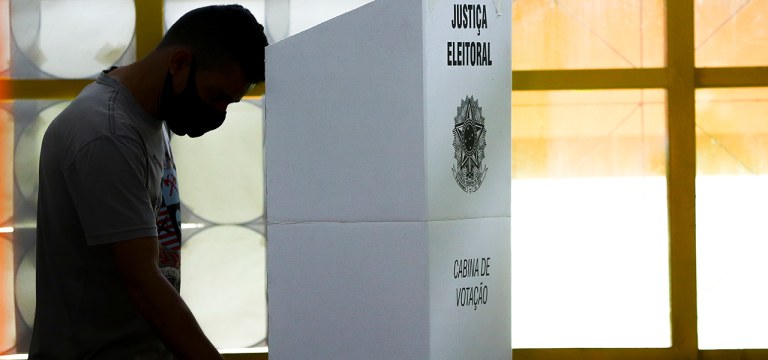 Eleitores vão ás urnas para as eleições municipais 2020.