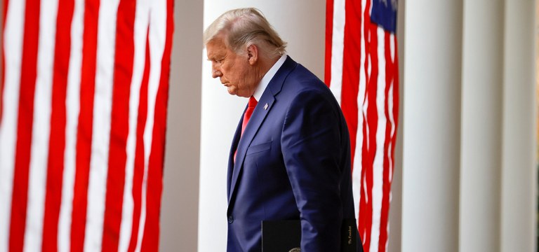 Trump cita vitória de Biden no Twitter, ainda repete falsas alegações de fraude.