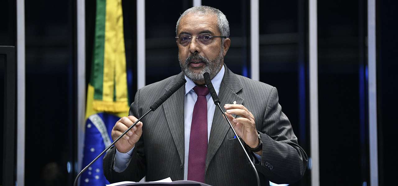 Em discurso, à tribuna, senador Paulo Paim.