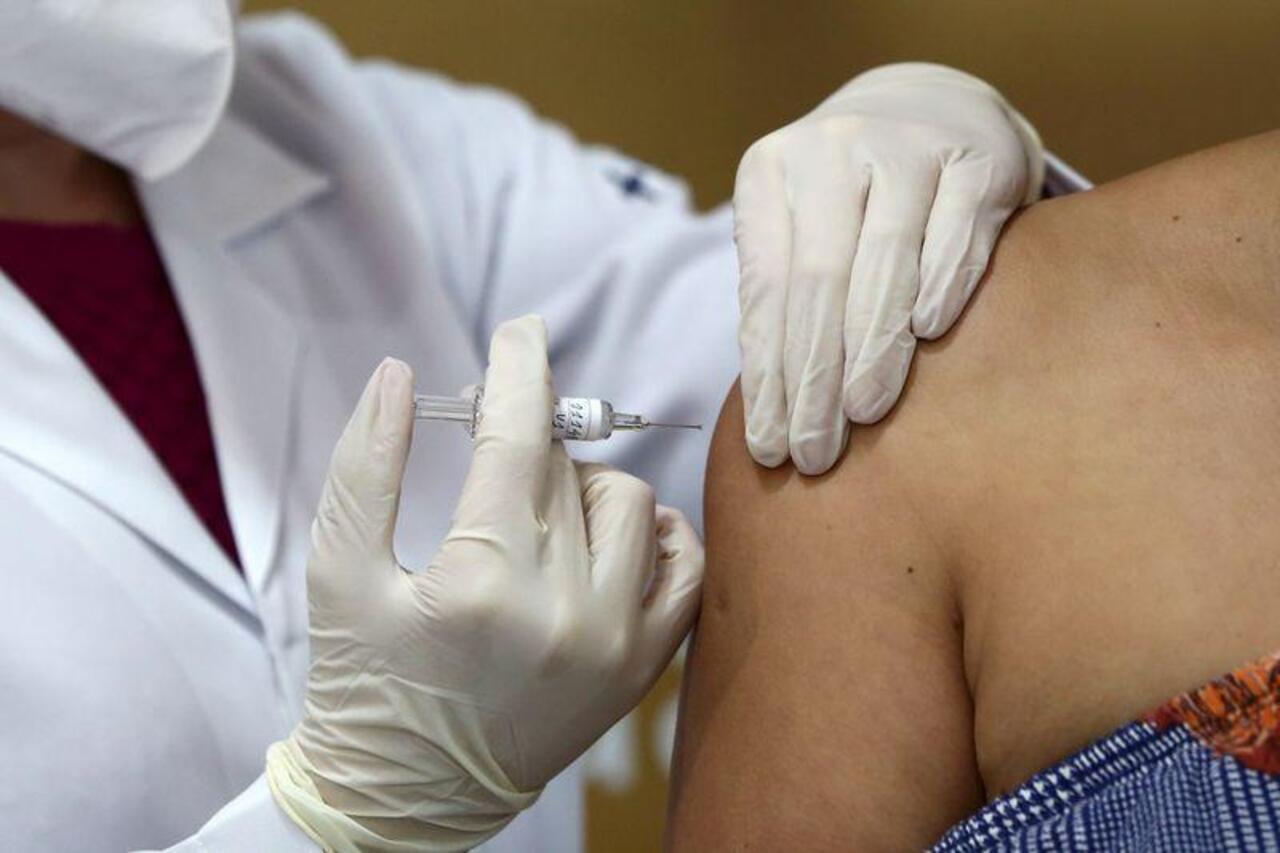 Voluntária recebe dose em teste da CoronaVac, em hospital em Porto Alegre 08/08/2020
