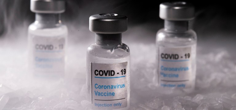 Frascos rotulados como de vacina para Covid-19 em foto de ilustração