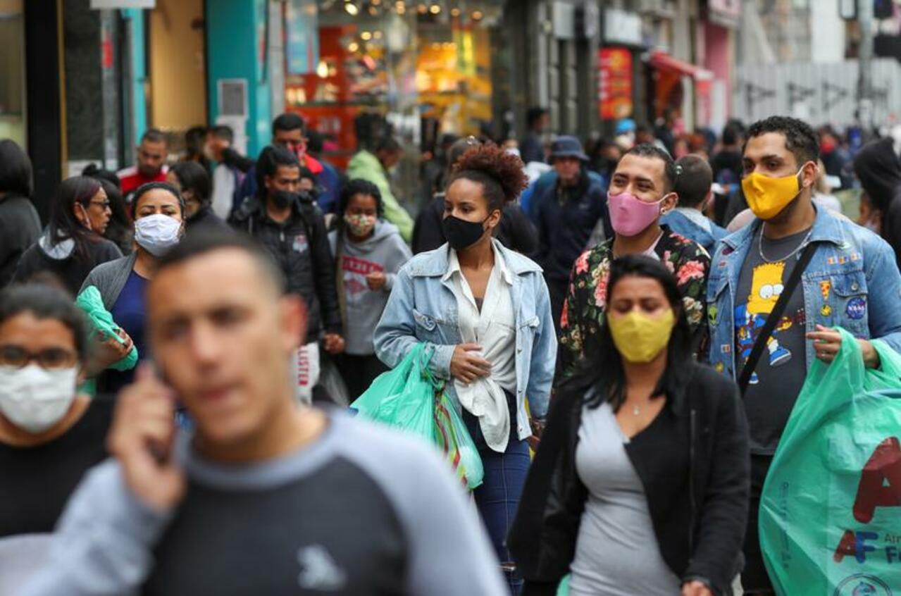 Pessoas caminham em distrito de comércio popular em São Paulo durante pandemia de coronavírus 15/07/2020