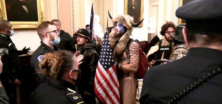 Seguidor de Trump fantasiado invade Capitólio
