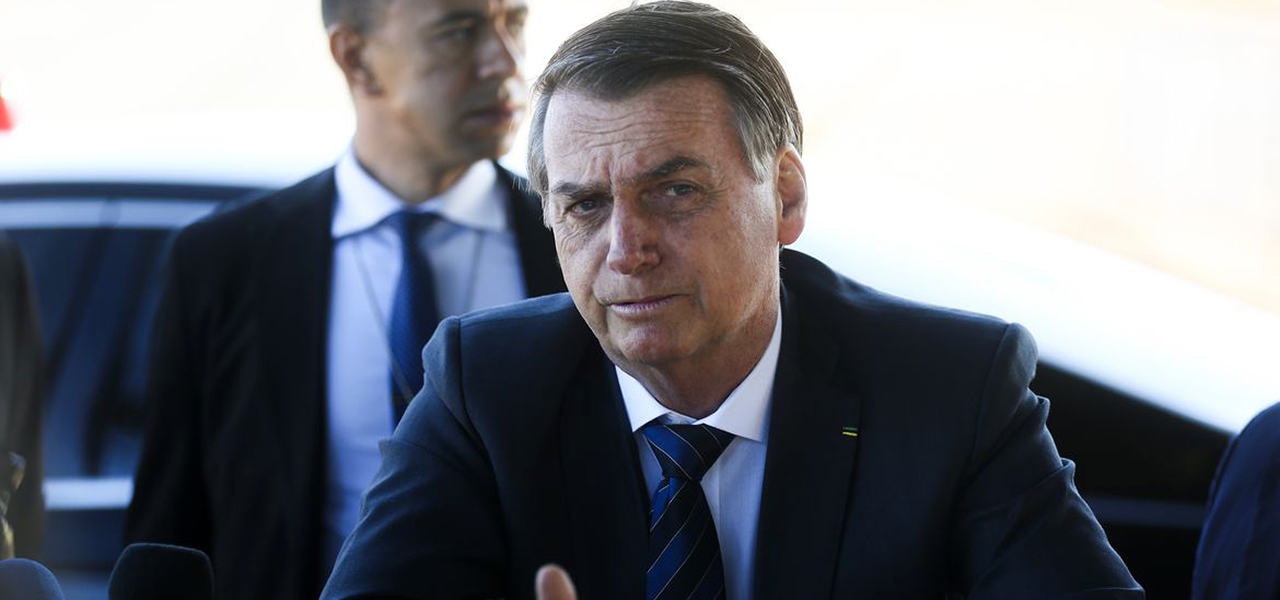 Presidente Jair Bolsonaro fala ࠩmprensa ao sair do Palᣩo da Alvorada
