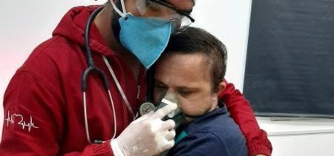 Enfermeiro abraçou paciente com síndrome de Down para tranquilizá-lo enquanto ele recebia oxigênio.