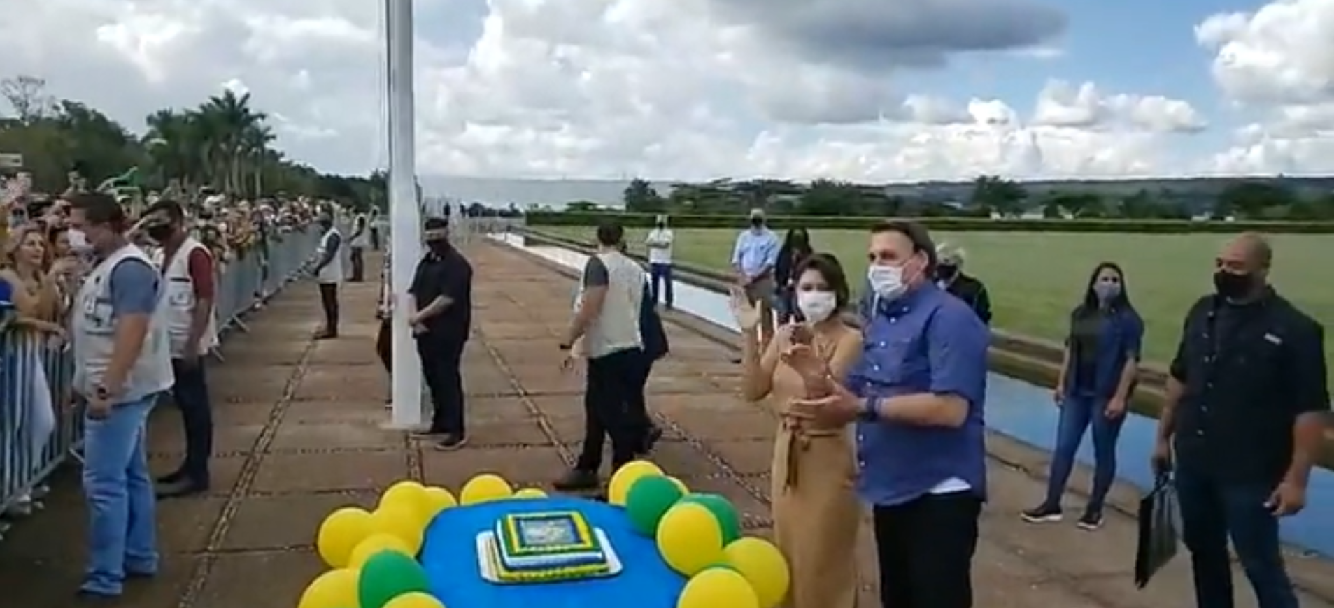 Jair Bolsonaro fala a apoiadores no dia do aniversário