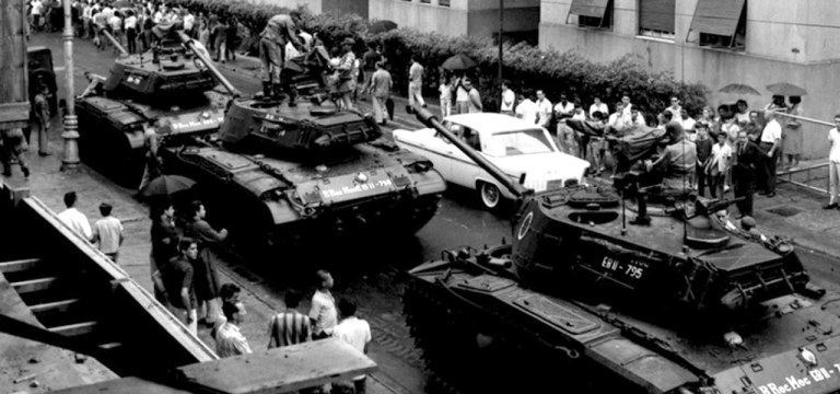 Tanques tomam as ruas em abril de 1964.