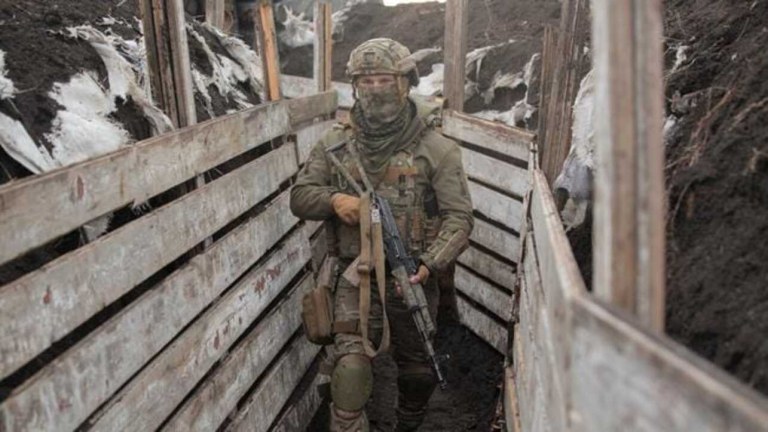 Soldado ucraniano perto de Donetsk