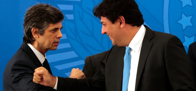 Ex-ministros da Saúde Nelson Teich, à esq., e Luiz Henrique Mandetta