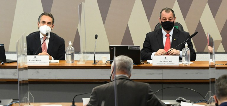 Gerente-geral da Pfizer na América Latina, Carlos Murillo, ao lado do presidente da CPI da Covid, Omar Aziz (PSD-AM)
