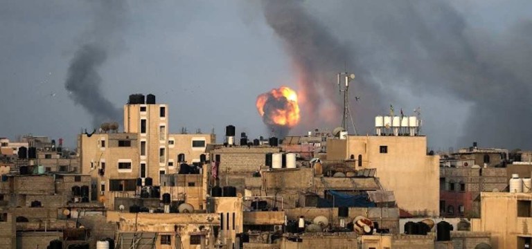 Chamas e fumaça sobem durante ataques aéreos israelenses em meio a uma explosão de violência israelense-palestina, no sul da Faixa de Gaza em 11 de maio de 2021