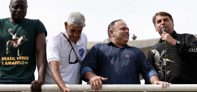 O presidente Jair Bolsonaro e o ex-ministro Eduardo Pazuello durante passeio de moto, que gerou aglomeração na cidade do Rio de Janeiro.