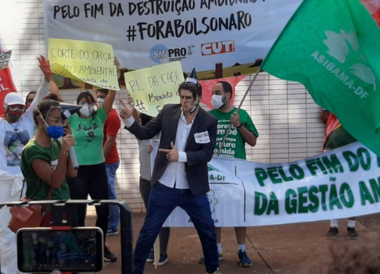 Sindicatos e movimentos sociais usaram troncos de árvore para simbolizar aumento do desmatamento no atual governo