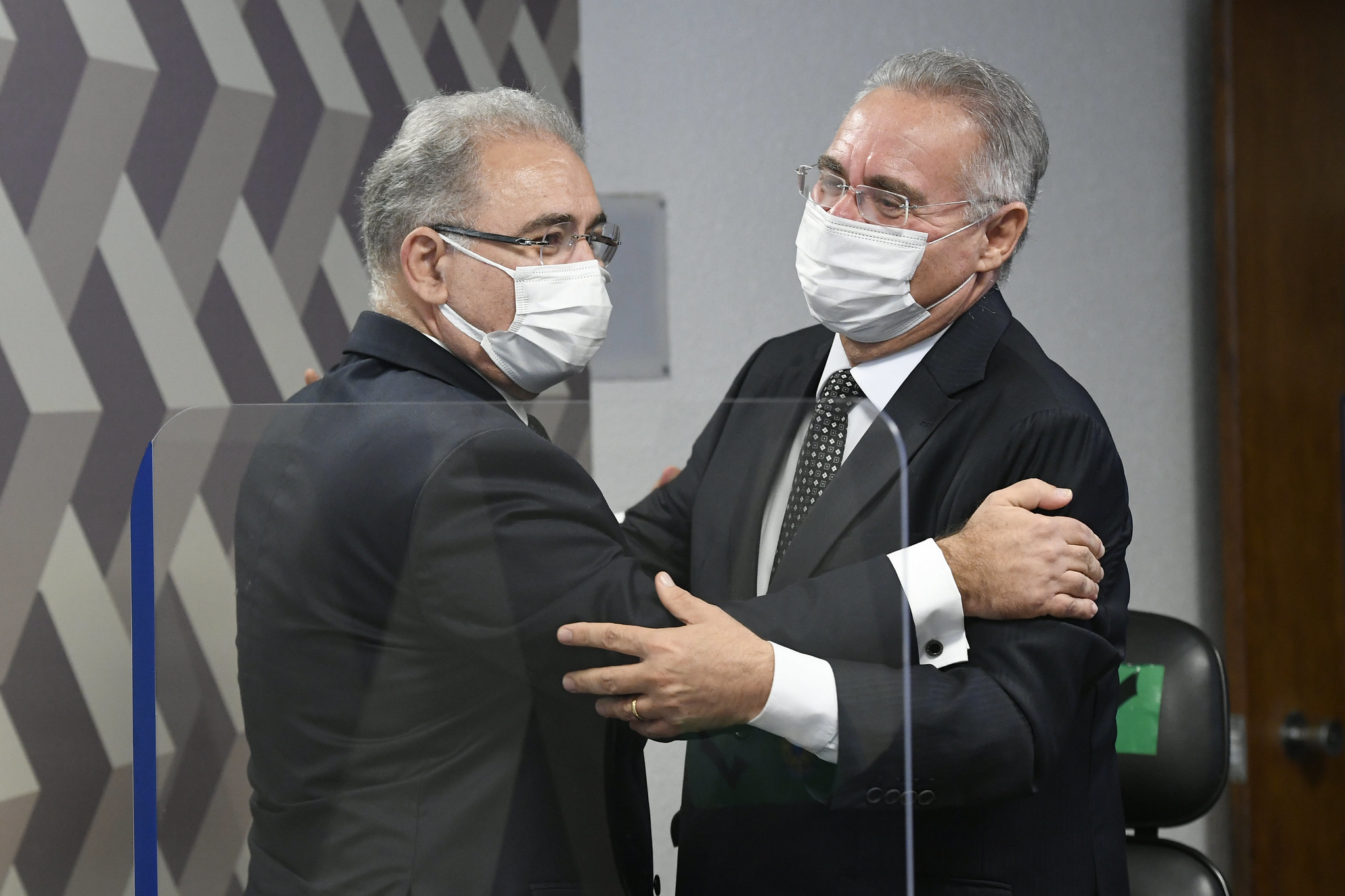 Ministro da Saúde, Marcelo Queiroga, cumprimenta o senador Renan Calheiros, relator da CPI da Covid