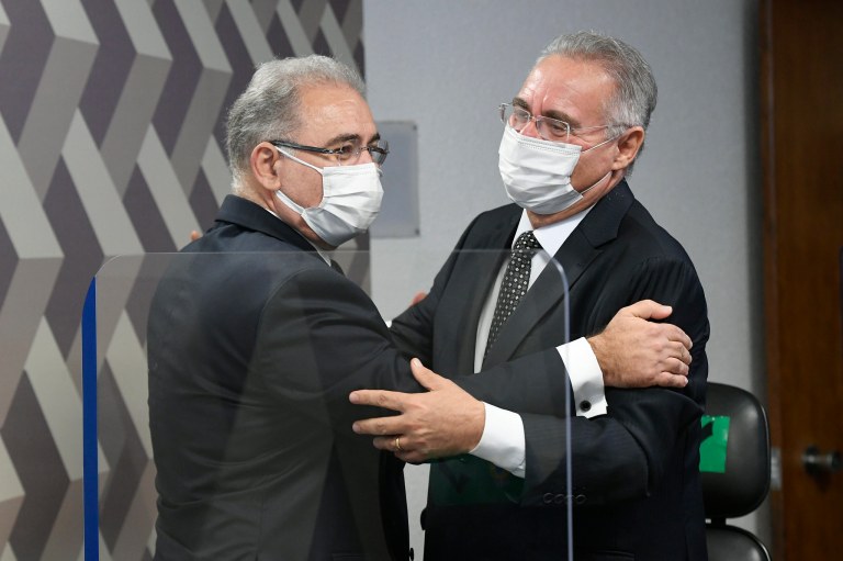 Ministro da Saúde, Marcelo Queiroga, cumprimenta o senador Renan Calheiros, relator da CPI da Covid