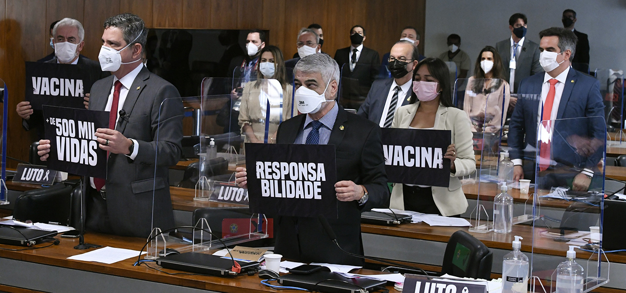 Senadores fazem um minuto de silêncio para homenagear os 502.817 mortos por covid-19 no Brasil.