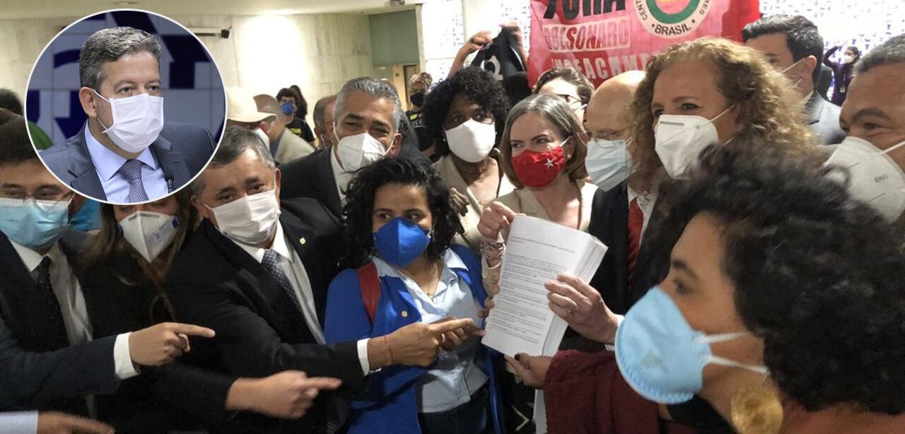 Presidente da Câmara, Arthur Lira, e lideranças com o documento do superpedido de impeachment