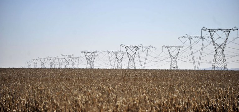 Linhas de transmissão de energia elétrica.