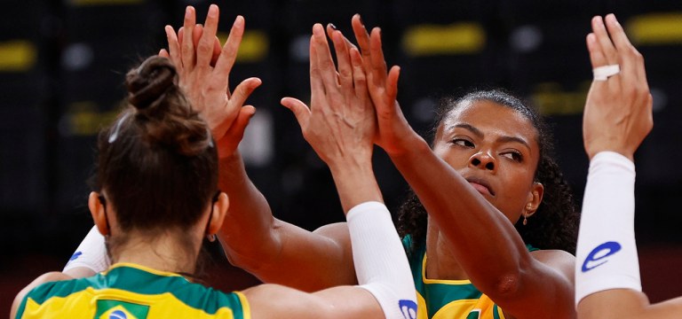 Fernanda Garay e Macris se cumprimentam durante partida da seleção feminina de vôlei do Brasil contra a República Dominicana nos Jogos Olímpicos de Tóquio