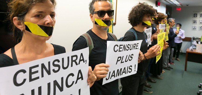 Artistas,sociedade civil e parlamentares durante manifestação na comissão censura nunca mais