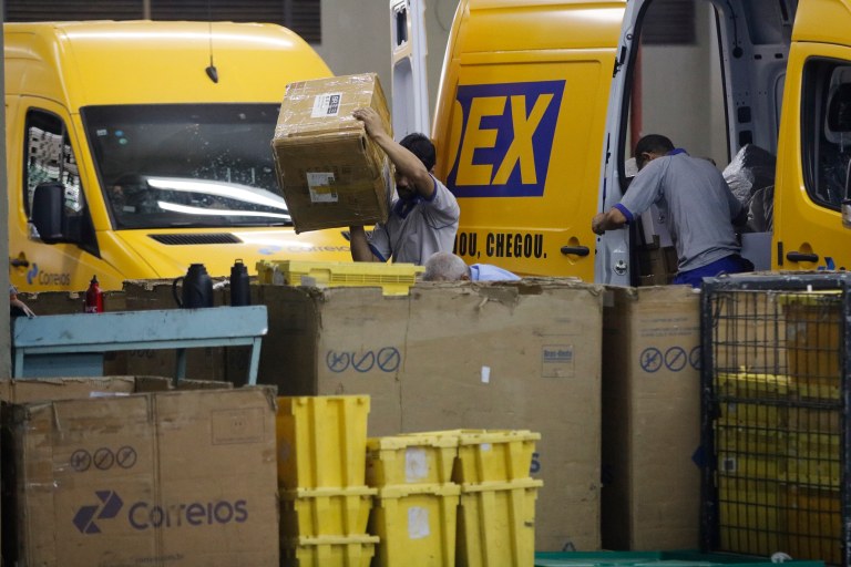 Movimento no Centro de Tratamento de Encomendas dos Correios, em Benfica
