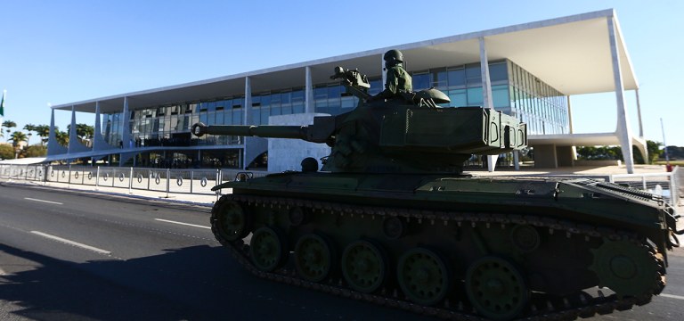 Comboio com veículos blindados e armamentos passa pela Esplanada dos Ministérios