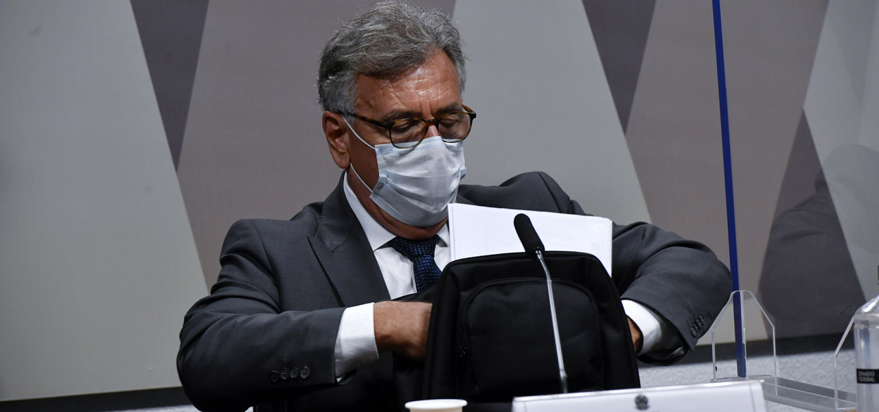 À mesa, presidente da ONG Instituto Força Brasil, tenente-coronel da reserva Helcio Bruno de Almeida.