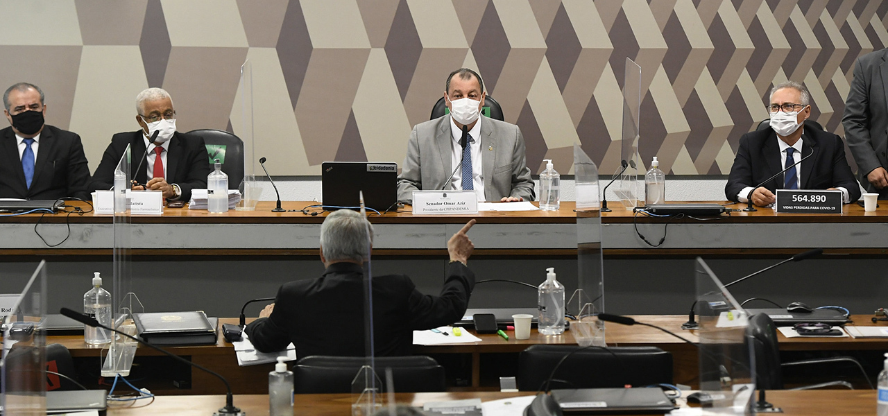 Jailton Batista, diretor da farmacêutica Vitamedic, à esq., de gravata vermelha