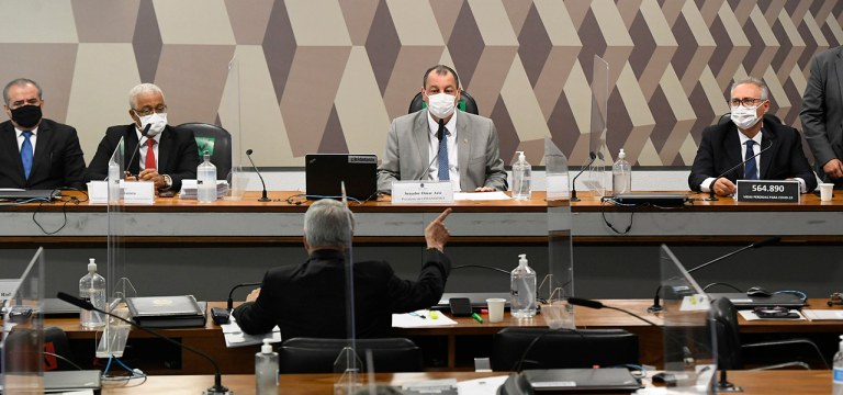 Jailton Batista, diretor da farmacêutica Vitamedic, à esq., de gravata vermelha
