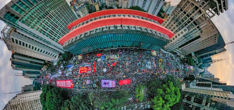 Manisfestantes protestam na avenida Paulista contra o governo de Jair Bolsonaro