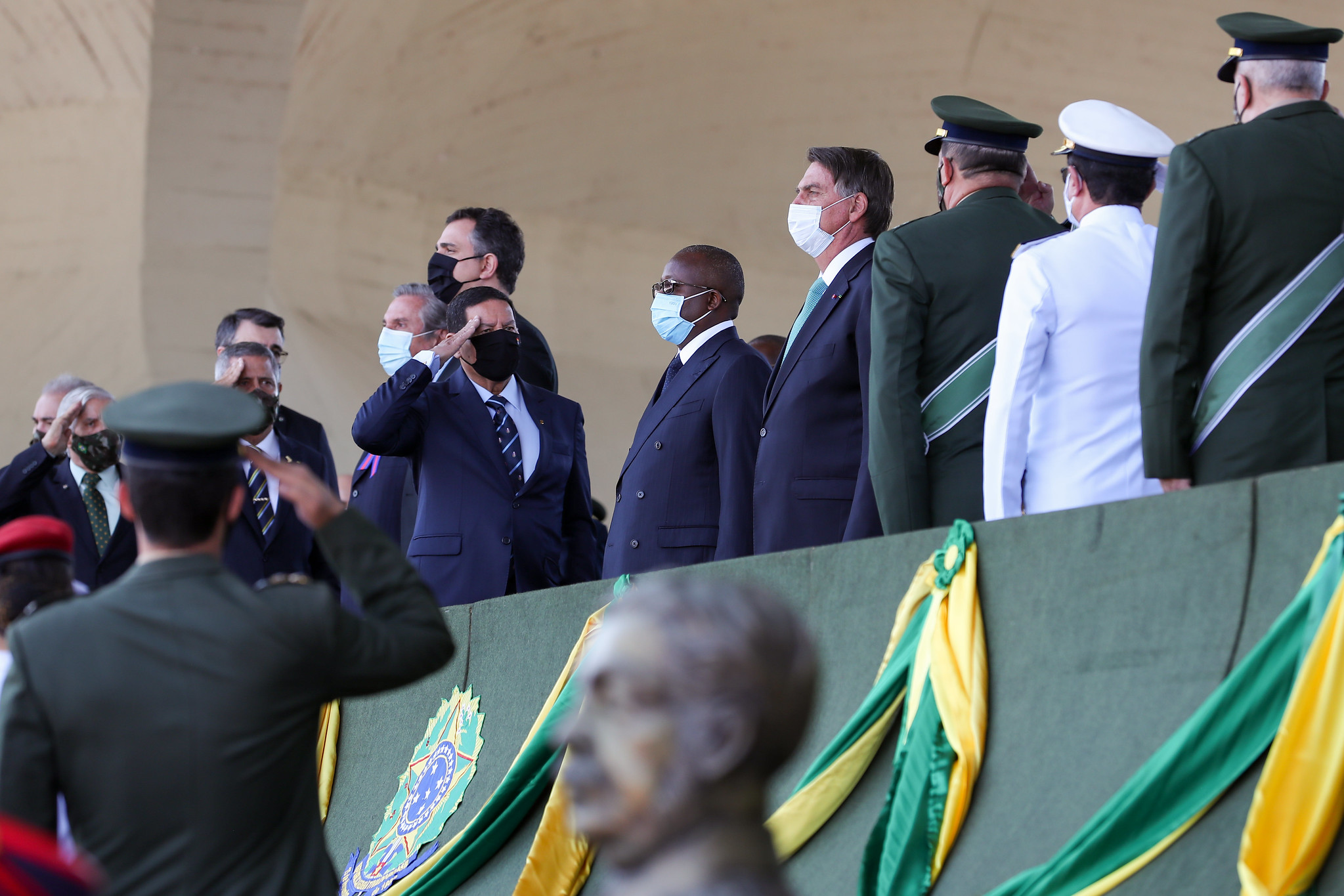 Jair Bolsonaro em cerimônia do Exército no Dia do Soldado