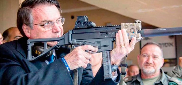 Jair Bolsonaro com fuzil