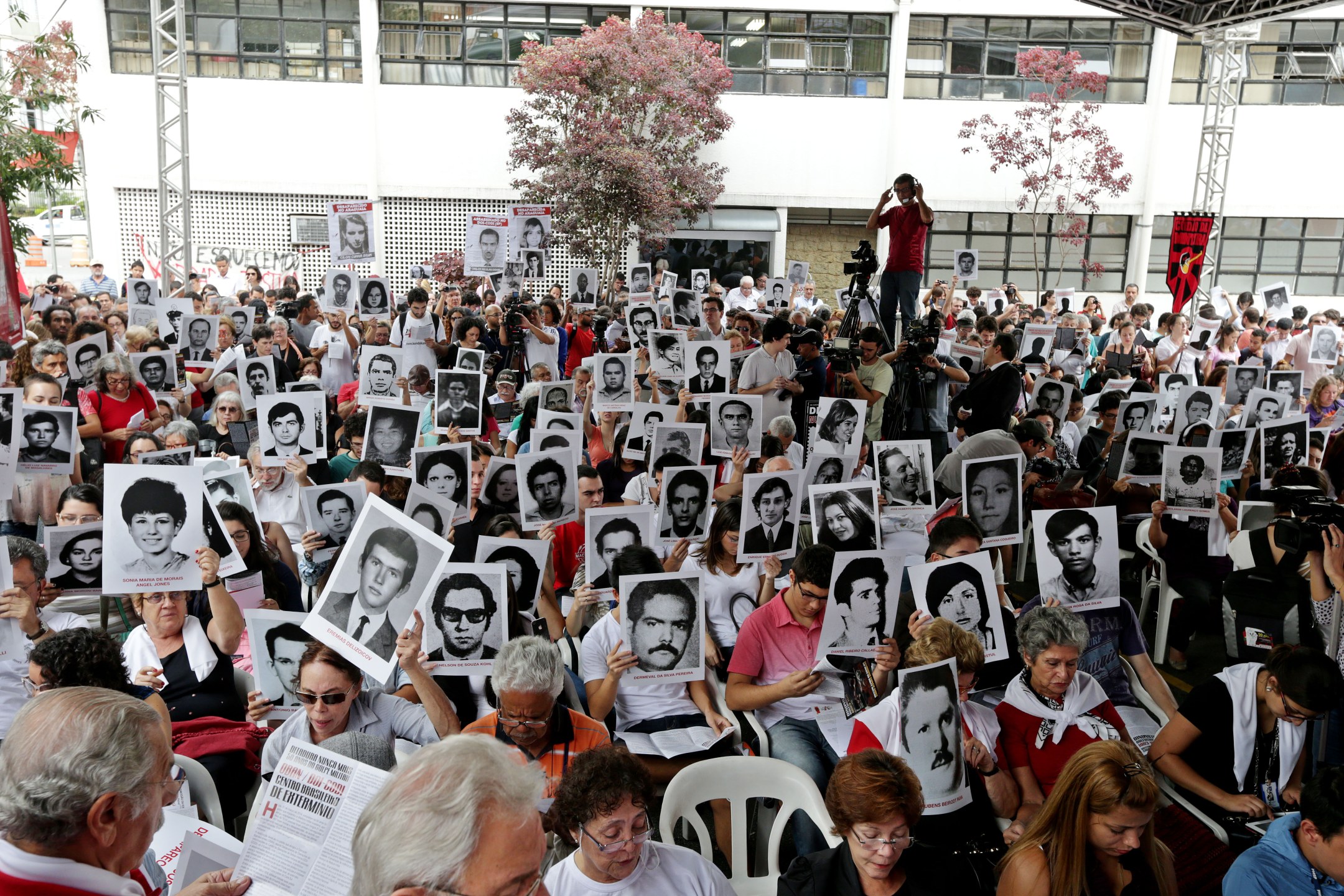 São Paulo 31/03/2014 Ato que marcou a implantação da ditadura militar no Brasil é lembrado por politicos e familiares das vitimas na Rua Tutóia , 921, em prédio que abrigou o DOI-CODI - Destacamento de Operações de Informações de Defesa Interna. FOTO PAU