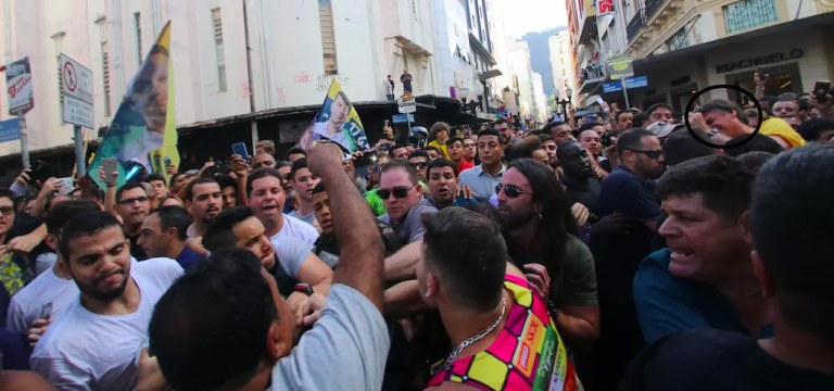 Seguranças protegem Adélio depois da facada ou suposta faca